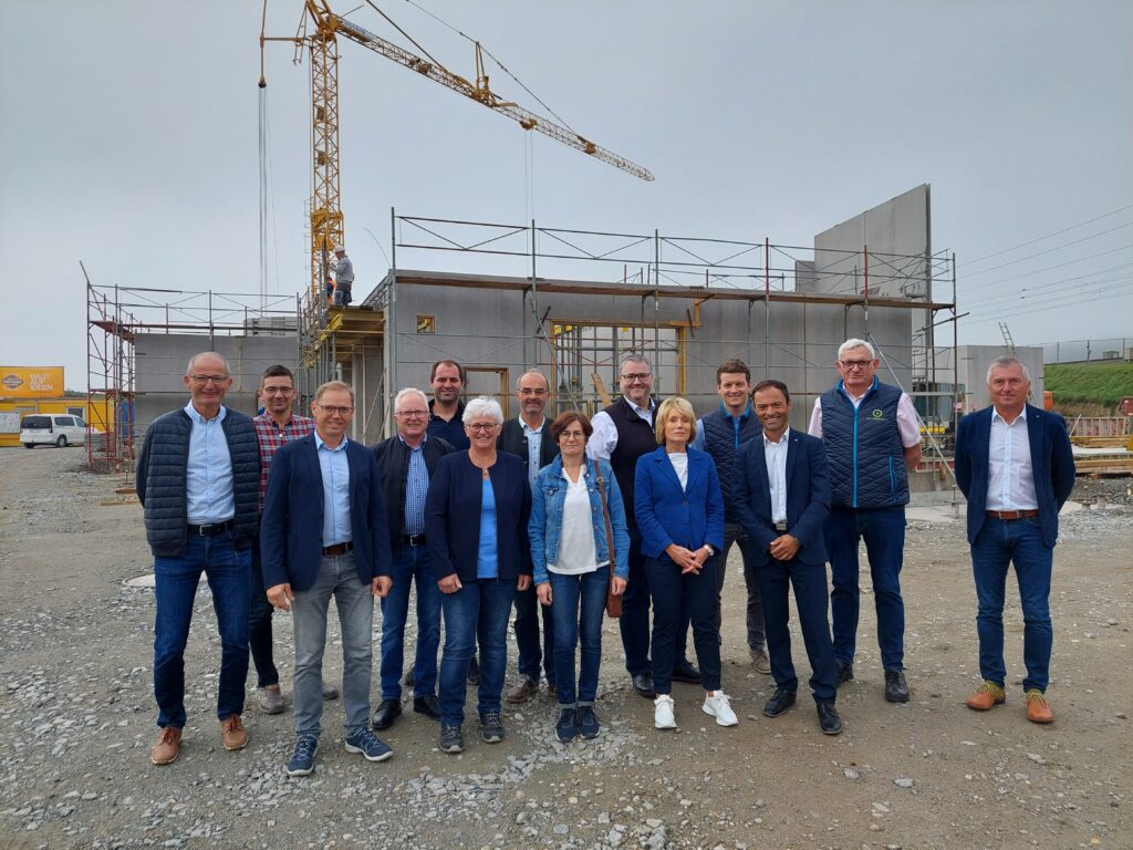 Die Gesellschafter der Bio-Heiz-Ges.m.b.H., die bauausführenden Firmen sowie Vertreter der Marktgemeinde Andorf vor dem neuen Heizwerk